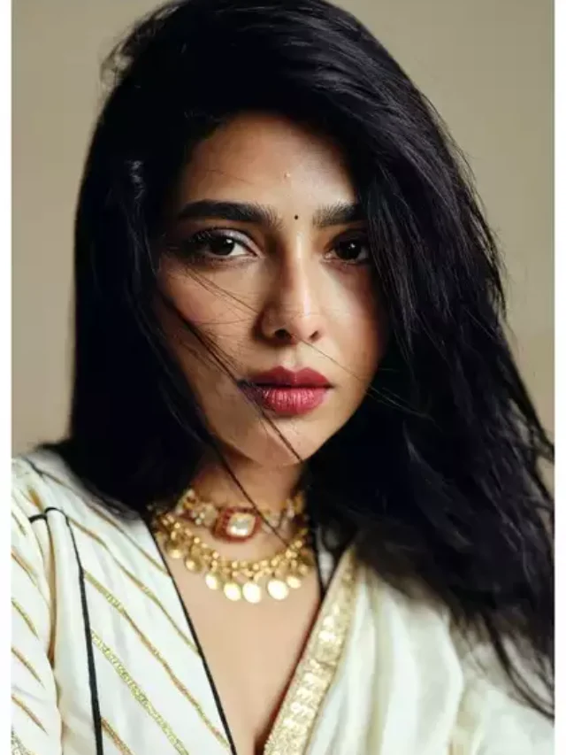 Aishwarya Lekshmi’s Picture with golden glow